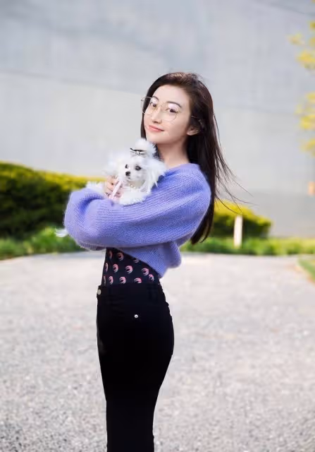 景甜和沈夢辰同穿紫色毛衣,一個顯壯,一個甜美少女,差距太大了
