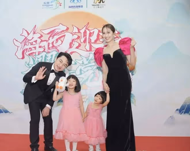 王祖藍夫婦帶女兒參加活動!175老婆穿泡泡袖拖尾裙,像帶了仨娃