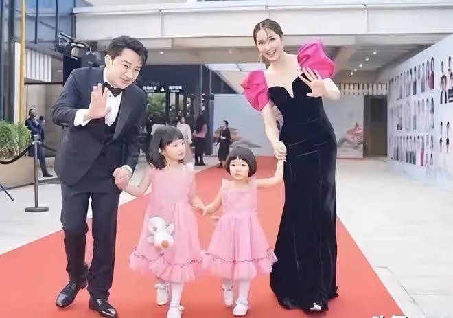 王祖藍夫婦帶女兒參加活動!175老婆穿泡泡袖拖尾裙,像帶了仨娃