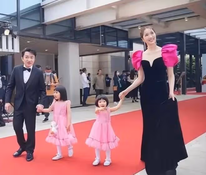 王祖藍夫婦帶女兒參加活動!175老婆穿泡泡袖拖尾裙,像帶了仨娃