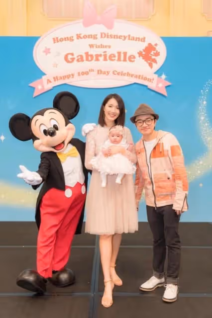 王祖藍夫婦帶女兒參加活動!175老婆穿泡泡袖拖尾裙,像帶了仨娃