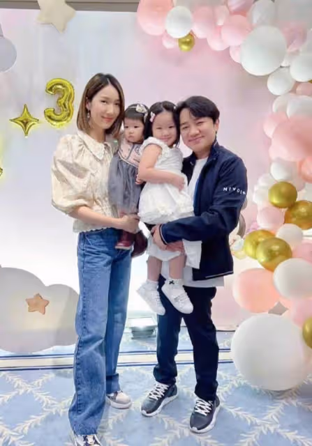 王祖藍夫婦帶女兒參加活動!175老婆穿泡泡袖拖尾裙,像帶了仨娃
