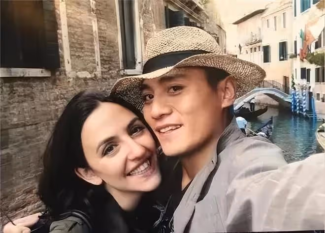 影帝劉燁的老婆原來是法國人!她五官精緻優雅大方,氣質不輸謝娜