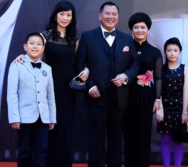 萬梓良一家三口亮相!小16歲嬌妻氣質溫婉膚白貌美,看著像30歲