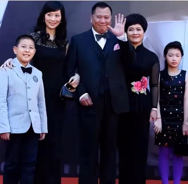 萬梓良一家三口亮相!小16歲嬌妻氣質溫婉膚白貌美,看著像30歲