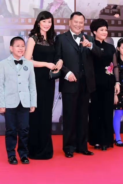 萬梓良一家三口亮相!小16歲嬌妻氣質溫婉膚白貌美,看著像30歲