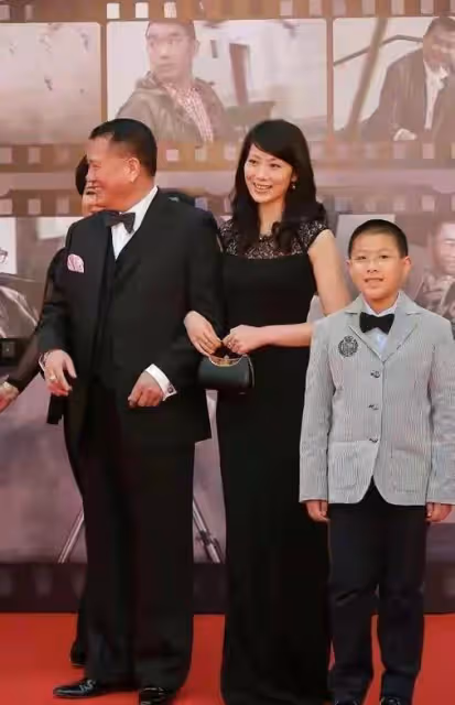 萬梓良一家三口亮相!小16歲嬌妻氣質溫婉膚白貌美,看著像30歲