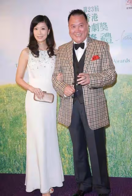 萬梓良一家三口亮相!小16歲嬌妻氣質溫婉膚白貌美,看著像30歲