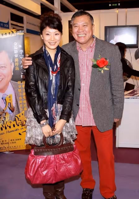 萬梓良一家三口亮相!小16歲嬌妻氣質溫婉膚白貌美,看著像30歲