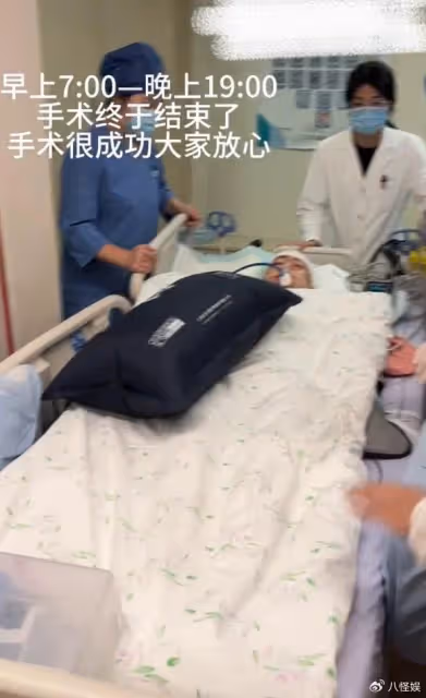 點讀機女孩術後畫面曝光,臉色蠟黃意識模糊,媽媽輕喚名字超心疼