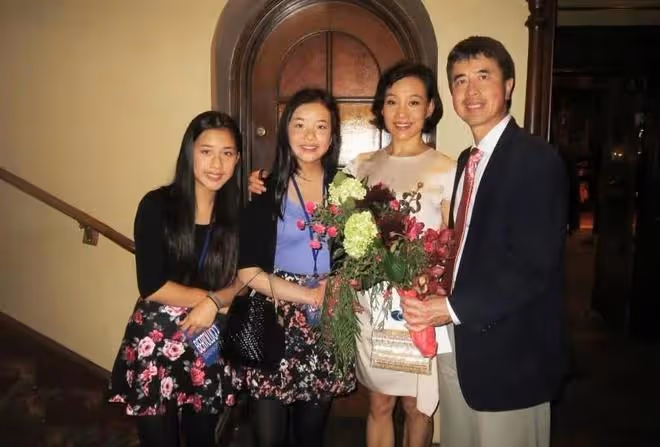 陳沖曬全家福!61歲的她風韻猶存,兩女兒身材高挑才貌雙全