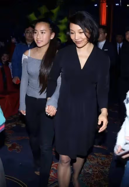 陳沖曬全家福!61歲的她風韻猶存,兩女兒身材高挑才貌雙全