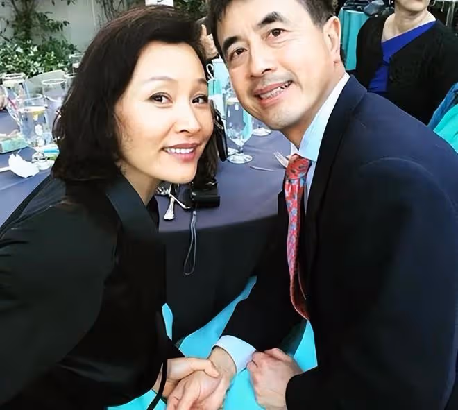 陳沖曬全家福!61歲的她風韻猶存,兩女兒身材高挑才貌雙全