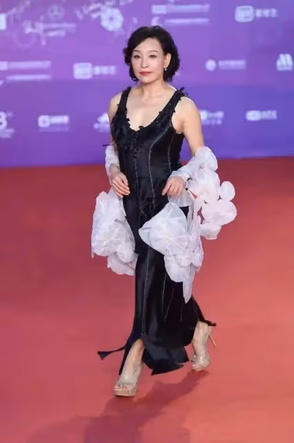 陳沖曬全家福!61歲的她風韻猶存,兩女兒身材高挑才貌雙全
