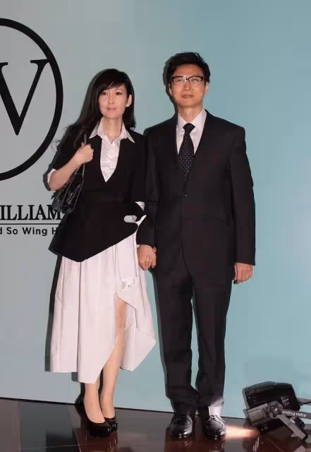 周慧敏夫婦罕見秀恩愛!55歲的她清純似少女,老公風流瀟灑
