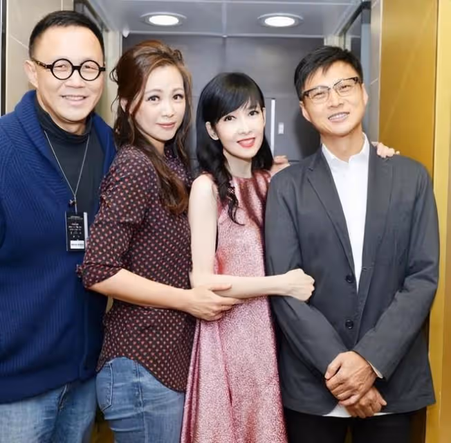 周慧敏夫婦罕見秀恩愛!55歲的她清純似少女,老公風流瀟灑