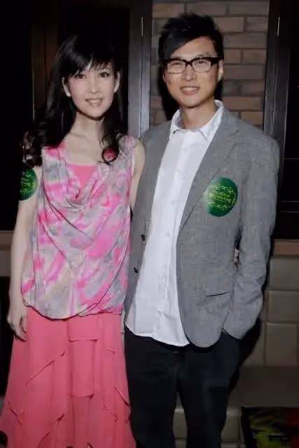 周慧敏夫婦罕見秀恩愛!55歲的她清純似少女,老公風流瀟灑