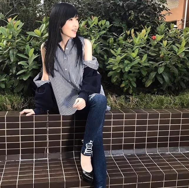 周慧敏夫婦罕見秀恩愛!55歲的她清純似少女,老公風流瀟灑