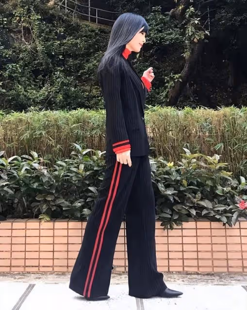 周慧敏夫婦罕見秀恩愛!55歲的她清純似少女,老公風流瀟灑
