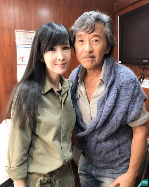 周慧敏夫婦罕見秀恩愛!55歲的她清純似少女,老公風流瀟灑