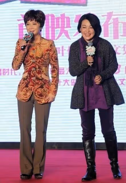 蔡明和叢珊同框!一個刻意扮嫩,一個溫婉知性,差1歲狀態差距大