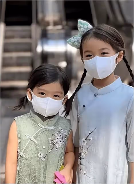 郭晶晶一家五口出遊!三兒女顏值一個高過一個,小女兒神似朱玲玲