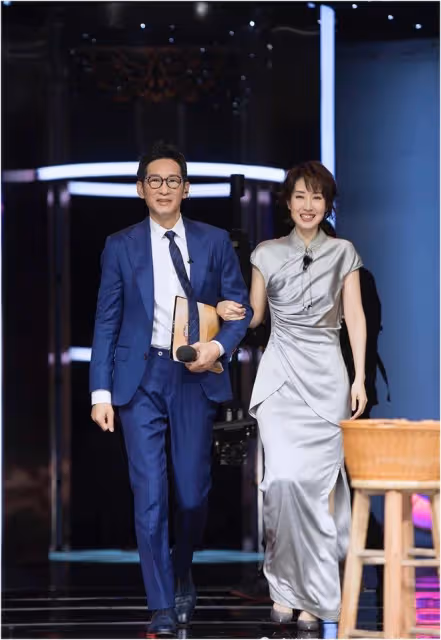 劉敏濤牽手王勁松亮相!一個溫婉大氣,一個氣質儒雅,郎才女貌