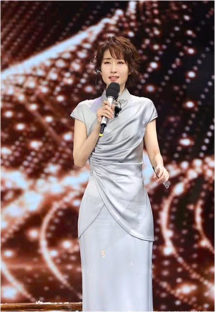 劉敏濤牽手王勁松亮相!一個溫婉大氣,一個氣質儒雅,郎才女貌