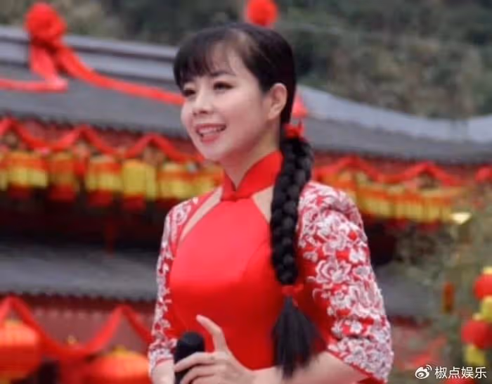 22歲憑《星光大道》走紅,9年前嫁給農村男友的王二妮,如今後悔了嗎