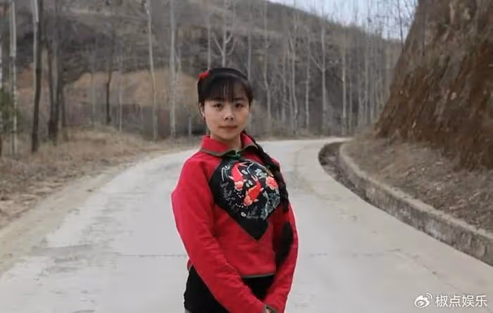 22歲憑《星光大道》走紅,9年前嫁給農村男友的王二妮,如今後悔了嗎
