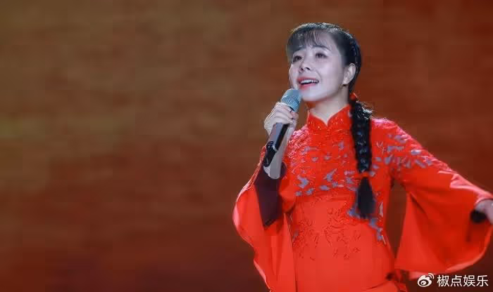 22歲憑《星光大道》走紅,9年前嫁給農村男友的王二妮,如今後悔了嗎