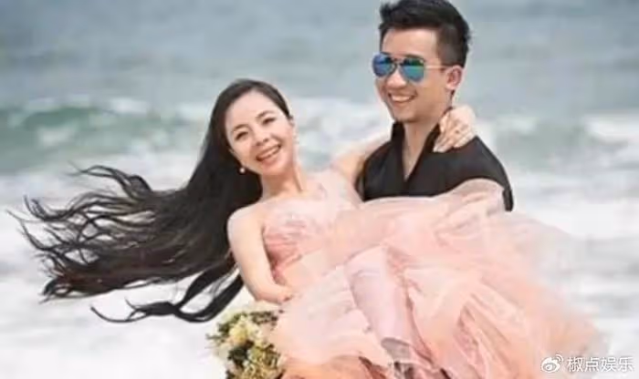 22歲憑《星光大道》走紅,9年前嫁給農村男友的王二妮,如今後悔了嗎