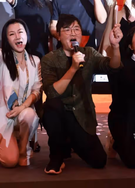 孫楠罕見出席活動,穿黑色T恤配綠色西裝不顯老,帥氣值不減當年