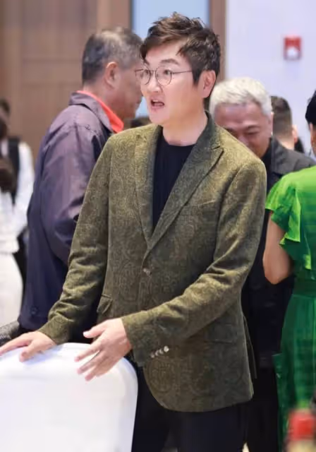 孫楠罕見出席活動,穿黑色T恤配綠色西裝不顯老,帥氣值不減當年