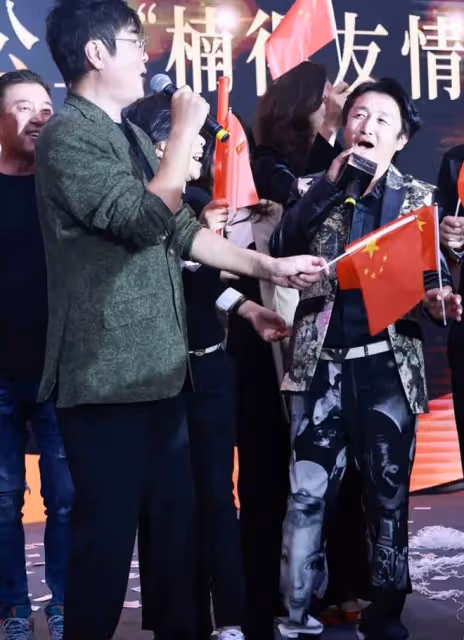 孫楠罕見出席活動,穿黑色T恤配綠色西裝不顯老,帥氣值不減當年