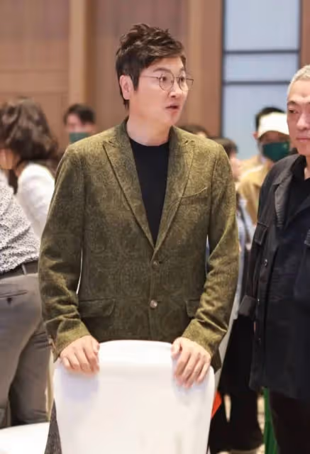 孫楠罕見出席活動,穿黑色T恤配綠色西裝不顯老,帥氣值不減當年