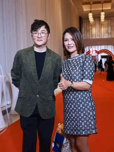 孫楠罕見出席活動,穿黑色T恤配綠色西裝不顯老,帥氣值不減當年