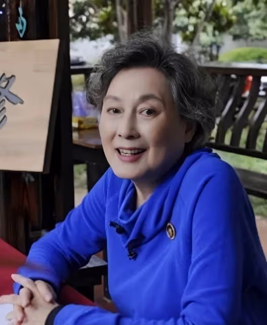 85歲向梅還是那麼迷人!銀髮微卷端莊大氣,穿衣簡約,美了一輩子