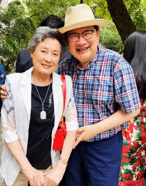 85歲向梅還是那麼迷人!銀髮微卷端莊大氣,穿衣簡約,美了一輩子