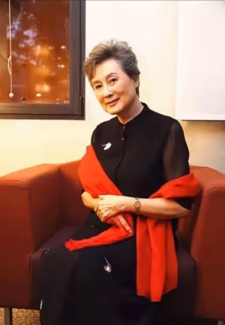 85歲向梅還是那麼迷人!銀髮微卷端莊大氣,穿衣簡約,美了一輩子