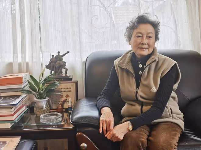 85歲向梅還是那麼迷人!銀髮微卷端莊大氣,穿衣簡約,美了一輩子
