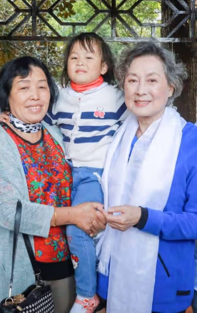 85歲向梅還是那麼迷人!銀髮微卷端莊大氣,穿衣簡約,美了一輩子
