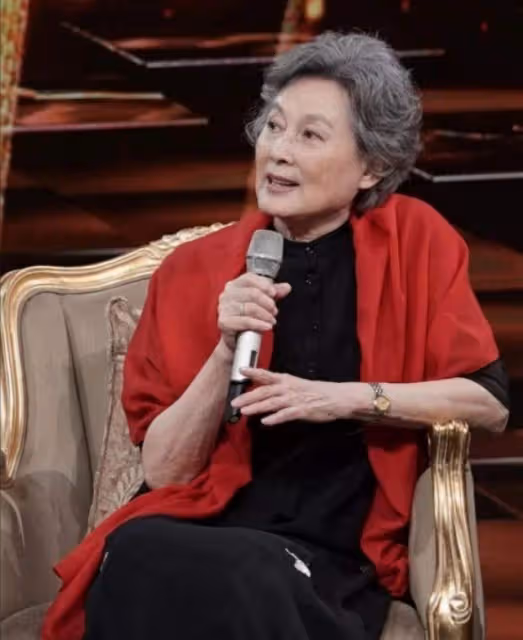 85歲向梅還是那麼迷人!銀髮微卷端莊大氣,穿衣簡約,美了一輩子
