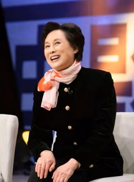 85歲向梅還是那麼迷人!銀髮微卷端莊大氣,穿衣簡約,美了一輩子