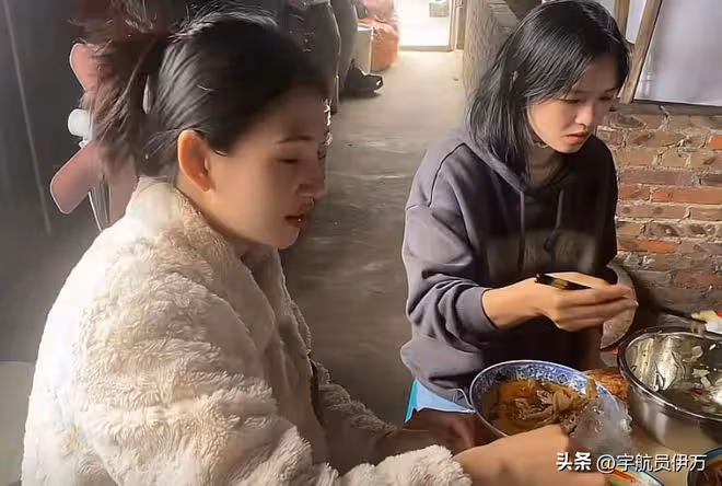 天津小伙娶小11歲寮國美女，斥巨資給娘家建別墅，如今成人生贏家