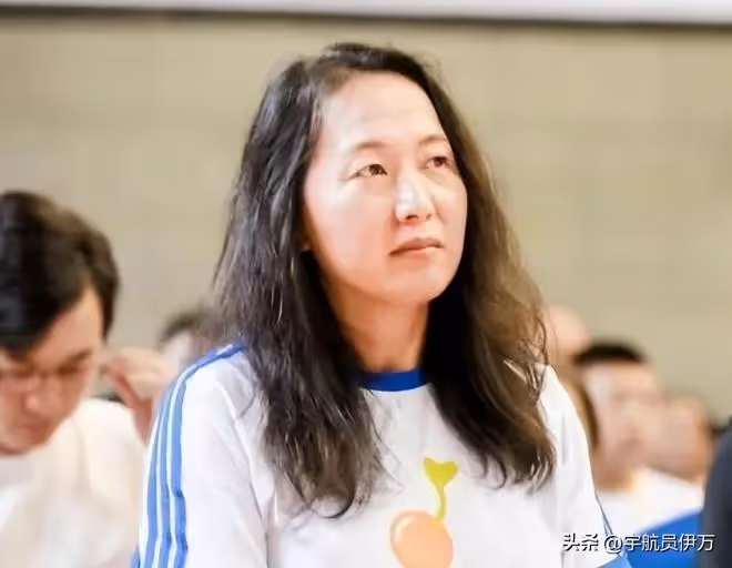東方神鹿王軍霞：退役移居美國，3個孩子3個爹，如今成人生贏家