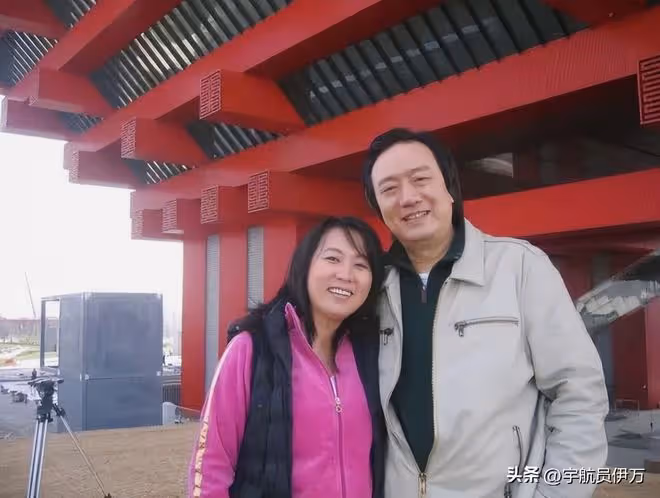 東方神鹿王軍霞：退役移居美國，3個孩子3個爹，如今成人生贏家