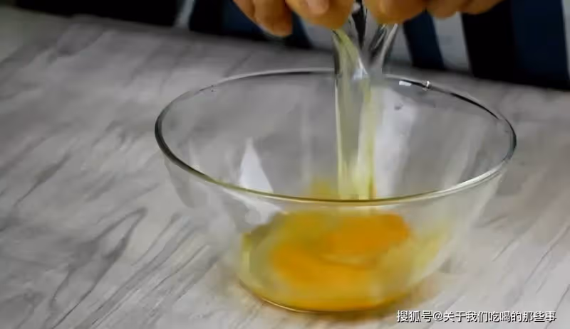 蒸雞蛋羹,別加水就蒸,記住這「5步」,蛋羹光滑無孔,入口嫩滑
