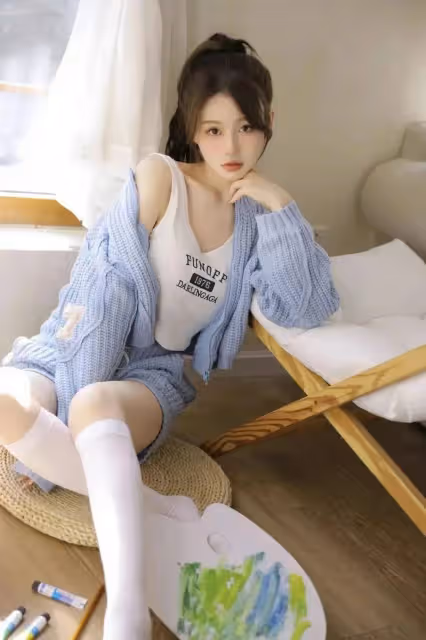 純凈如你,一襲淡藍色針織開衫,演繹毫不費力的優雅
