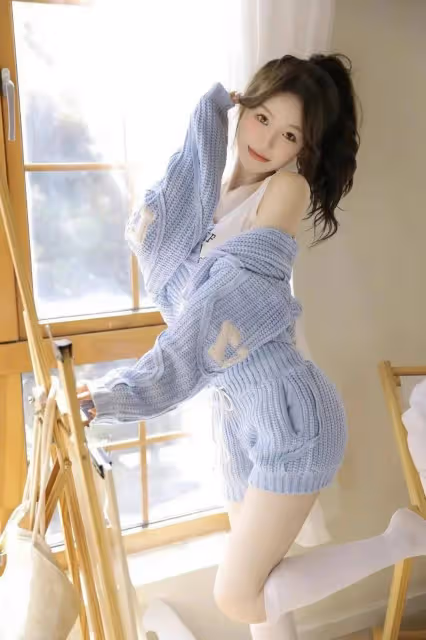 純凈如你,一襲淡藍色針織開衫,演繹毫不費力的優雅